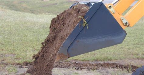 how much dirt does a skid steer bucket hold|standard skid steer bucket size.